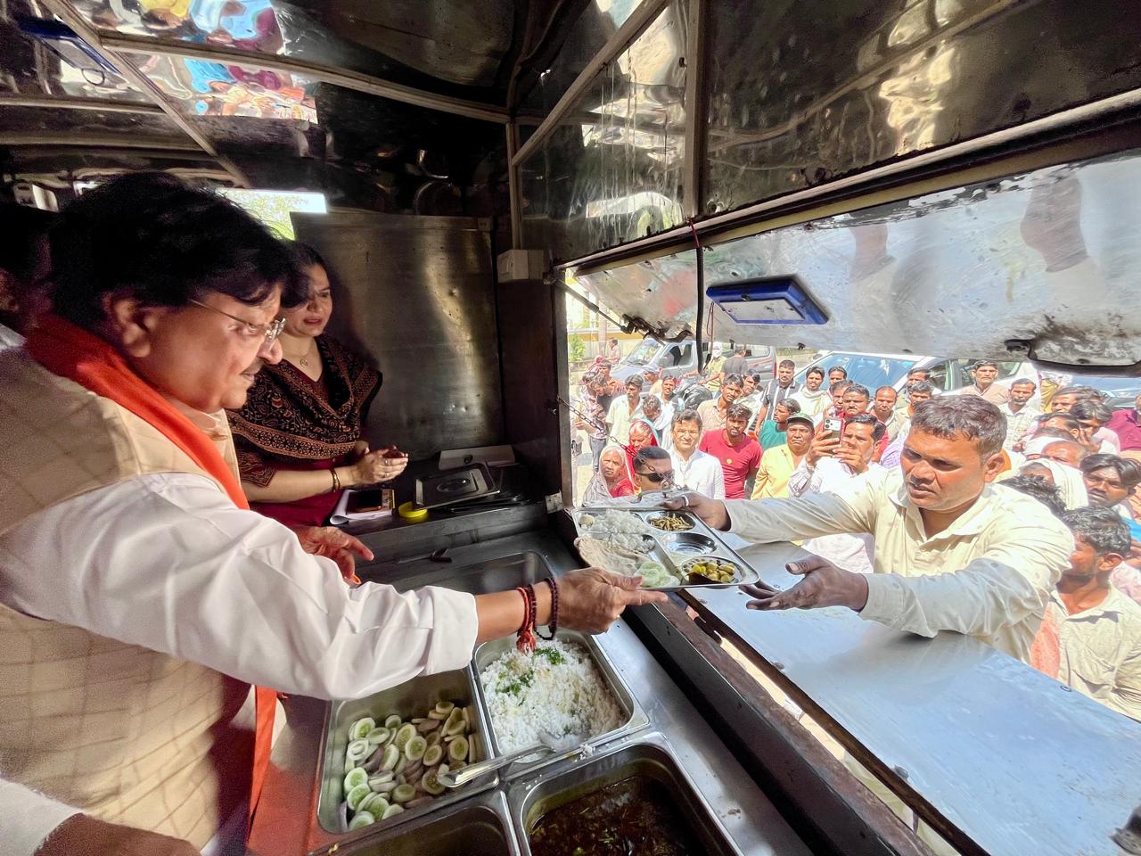 नगरीय प्रशासन मंत्री कैलाश विजयवर्गीय ने दीनदयाल रसोई चलित केंद्र में स्वयं परोसा भोजन...